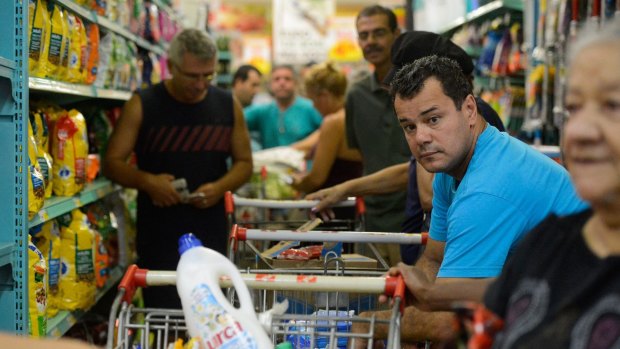 Shoppers crowd a supermarket in Vitoria while stocking up on supplies as police strike.