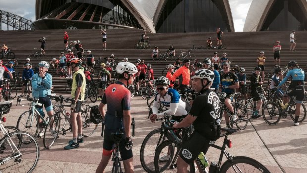 Cyclists paid tribute to champion British rider at a memorial ride to the Sydney Opera House after his death in the Indian Pacific Wheel Race last year.