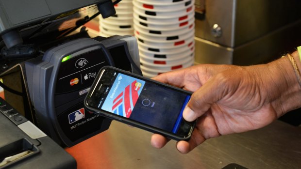 Retailers are supporting several banks' push for collective negotiation over Apple's digital wallet.