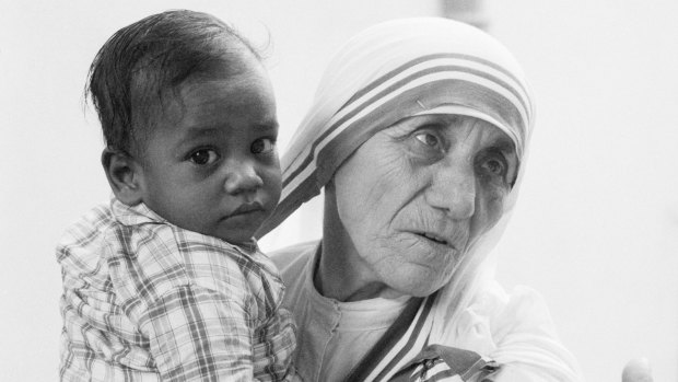 Mother Teresa holds a boy in a Kolkata orphanage, shortly after being awarded the 1979 Nobel
Peace Prize.