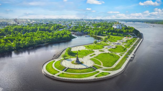 Famous Strelka park in place of confluence of Kotorosl and Volga rivers in Yaroslavl, Russia.