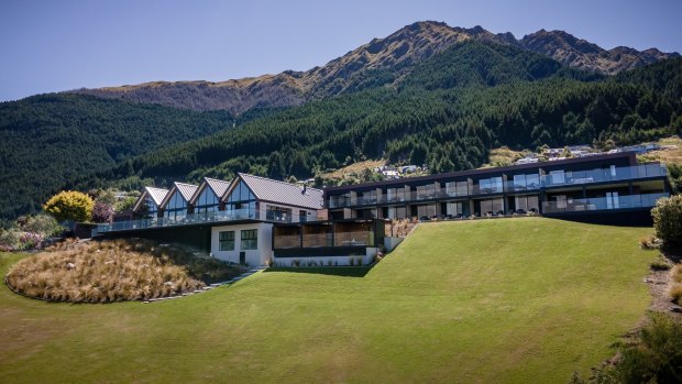 This slick 75-room establishment delivers awesome views of The Remarkables mountain range and the mighty Lake Wakatipu below it. 