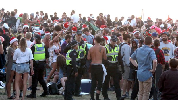 Thousands gathered at St Kilda beach,drinking heavily.