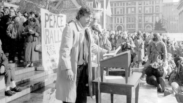 Kurt Vonnegut addressing a rally at Columbia University in New York against US involvement in the Persian Gulf, in January 1991. 