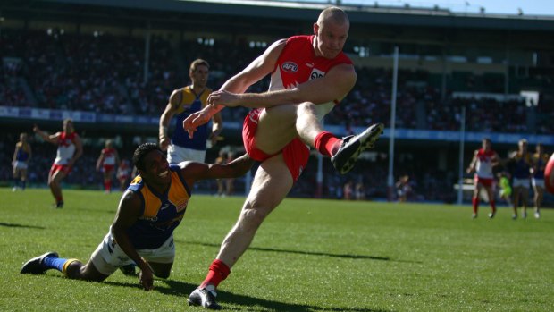 Barry Hall kicks a goal for the Swans at the SCG in 2005. 