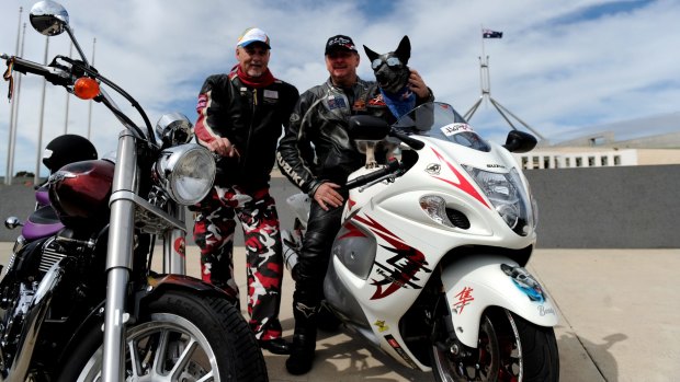 Tex O'Grady with Bundy outside Parliament House, Canberra, during a ride in 2009 for organ donor awareness.