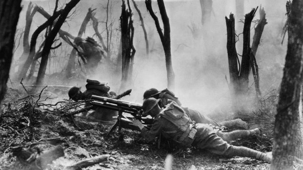 US soldiers advance against German positions in 1918.  