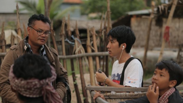 Bunhom Chhorn directing the documentary "Camp 32" in Cambodia.