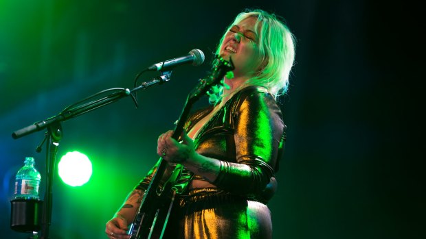 Elle King showed a take-no-prisoners attitude.