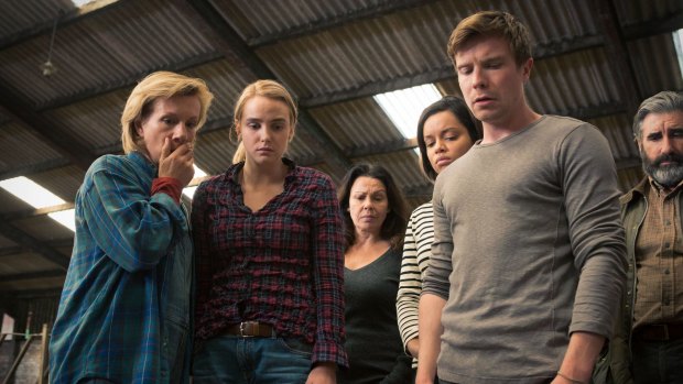  Louise Elliot (Juliet Stevenson), Claire Elliot (Joanna Vanderham), Moira Douglas (Julie Graham), Anna (Georgina Campbell), Rob Elliot (Joe Dempsie), Bill Douglas (John Lynch) in <i>One of Us</i>.