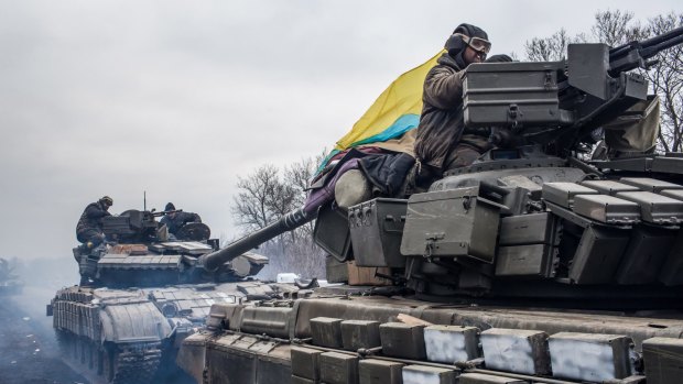 Ukrainian soldiers drive tanks out of Debaltseve on Wednesday.