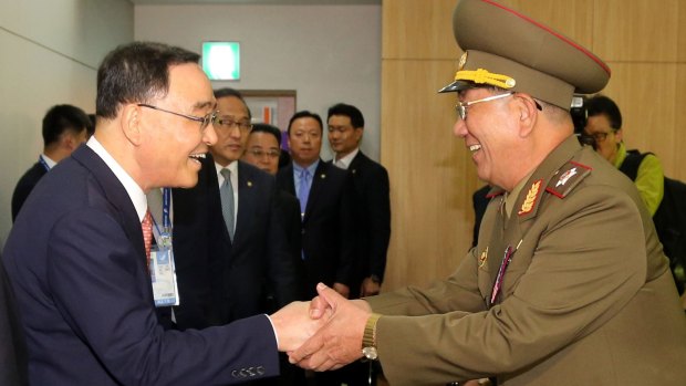 South Korean Prime Minister Chung Hong-won (left) shakes hands with North Korean military chief Hwang Pyong-so on Saturday.