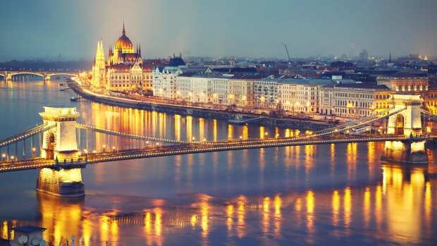 布达佩斯的Szechenyi链桥和议会。