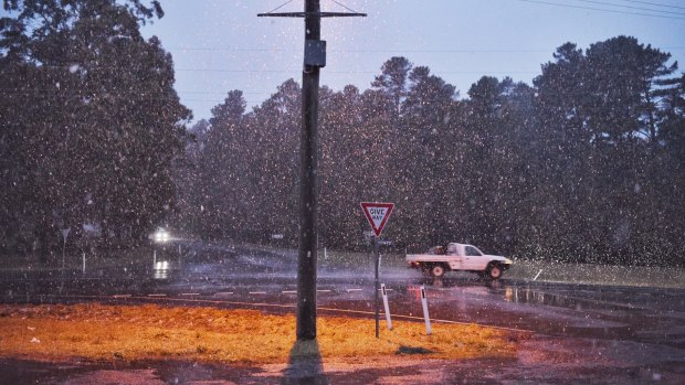 Snow showers hit Oberon on Monday morning.