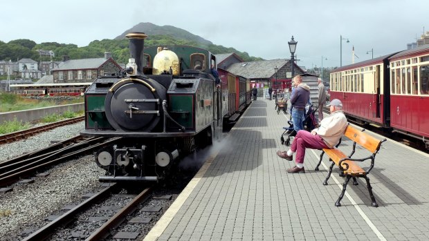A Ffestiniog train about to leave the station shared by the Welsh Highland railway at Porthmadog.
