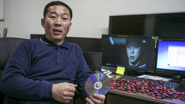 Jang Se-yul, who defected from North Korea after watching South Korean soap operas, sends DVDs of the shows back to the North.