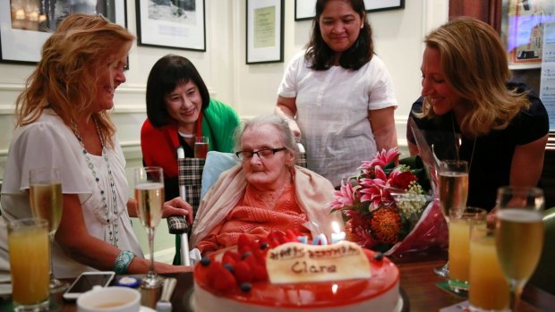 Clare Hollingworth, centre, a former British foreign correspondent, is surrounded by friends and admirers at her birthday party at Hong Kong's Foreign Correspondents' Club.