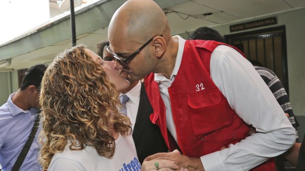 Canadian teacher Neil Bantleman, right, kisses his wife Tracy prior to the start of his trial hearing in Jakarta in 2014.