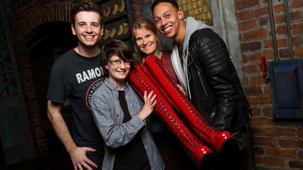 Oliver, holding the red "kinky boots": "For me, the main message of the show is about accepting diversity."