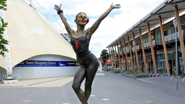 Kylie Minogue statue formerly at Docklands, photo taken March 2010 photo: BC_Harry,  http://creativecommons.org/licenses/by-nc-sa/3.0/ 