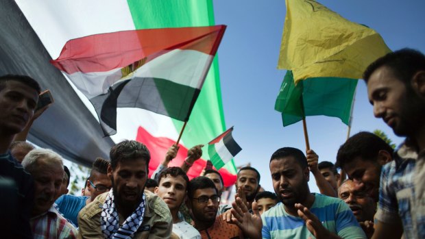 Palestinians in Gaza wave National and Egyptian flags to celebrate the reconciliation agreement signed in Cairo between Hamas and Fatah.