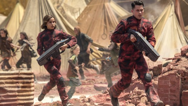 Christina (Zoe Kravitz) and Romit (Andy Bean) in a scene from <i>Divergent: Allegiant</i>.