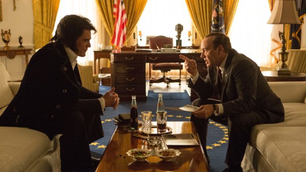 Michael Shannon (Elvis Presley) and Kevin Spacey (President Richard Nixon) in 