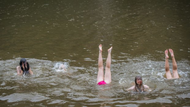 Canberrans cool off at Kambah Pools.