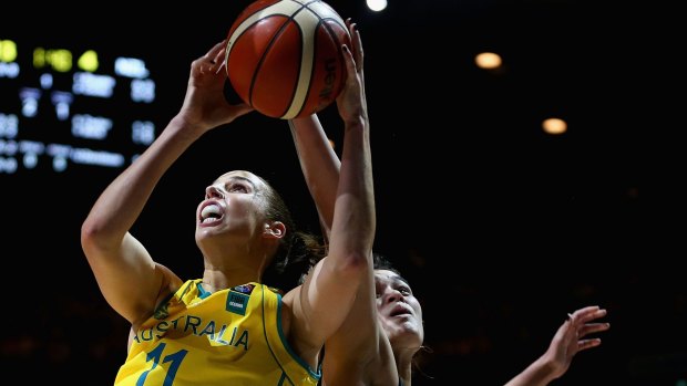 Laura Hodges playing for the Opals.