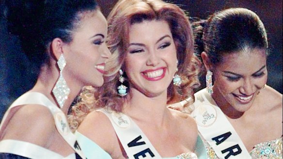 Alicia Machado (centre) at the 1996 Miss Universe pageant, where she was crowned the winner.