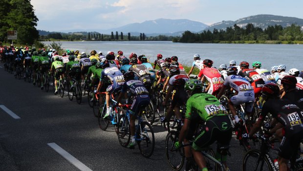 The peloton passes a lake during stage four, a 176km stage from Tain-l'Hermitage to Belley.