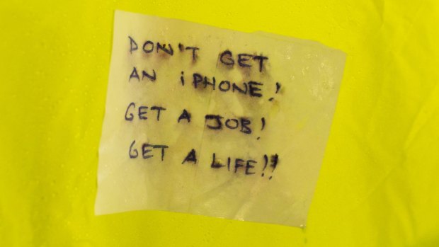 A note left on the tent of a prospective buyer of the new iPhone 6s due out Friday.