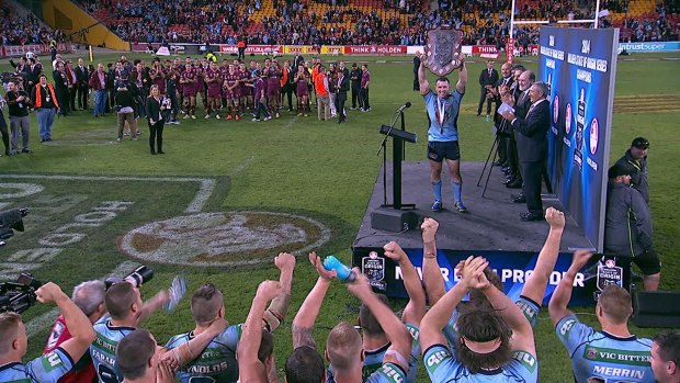 No get-square: Contrary to the claims of some Blues staffers, Queensland players can clearly be seen applauding Paul Gallen as he lifts the shield at Suncorp Stadium in 2014.