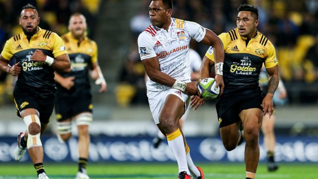 Seta Tamanivalu looks to pass under pressure from Vince Aso.