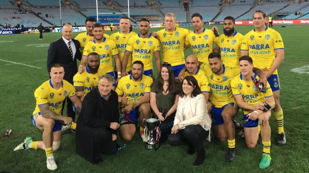 Kathy and Ralph Thomas with the Parramatta Eels NRL team at the Stay Kind charity fixture.
