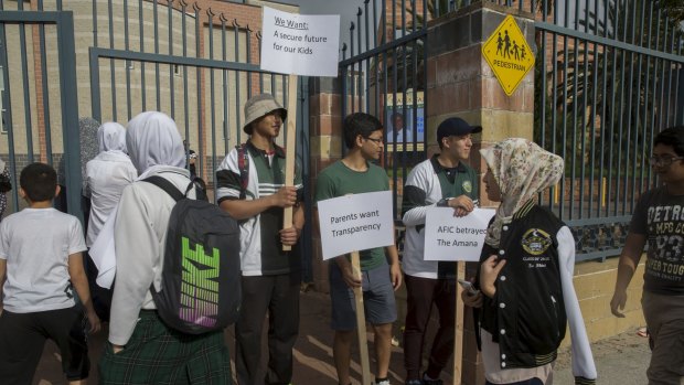 Parents and students at Malek Fahd Islamic School in Sydney's west meet to discuss the allegations of mismanagement 
