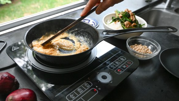 Scrambling eggs on an induction cooktop was "relaxing".