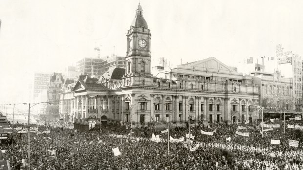 The Melbourne Town Hall engulfed by Vietnam moratorium supporters in 1971.