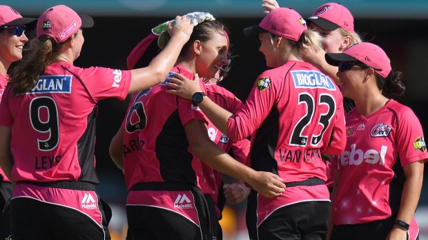 Ashleigh Gardner (centre) is pushing for more time out in the middle that will put her in good stead for Australian selection.