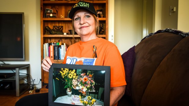 Nicolle Ward with a picture of her mother Pamela Thomas, who died from Creutzfeldt-Jakob disease in 2000.