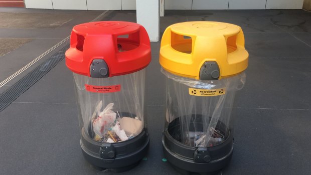 Rubbish bins have been installed at Central station in December 2016.