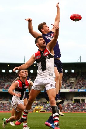 Fremantle's Sean Darcy goes up against Billy Longer.