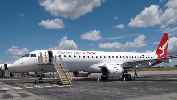 Qantas Embraer E190-100.