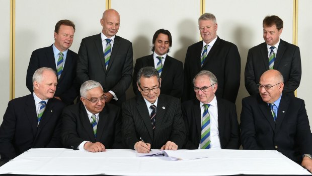 Back: Bill Pulver (ARU CEO), Greg Peters (SANZAR CEO), Agustin Pichot (World Rugby Council Member for Argentina), Steve Tew, (NZ Rugby CEO), Jurie Roux (SARU CEO)
Front: Michael Hawker AM (ARU Chairman), Mark Alexander (SARU & SANZAR Chairman), Tatsuzo Yabe (JRFU Chairman), Brent Impey (NZ Rugby Chairman), Carlos Araujo (UAR President)
