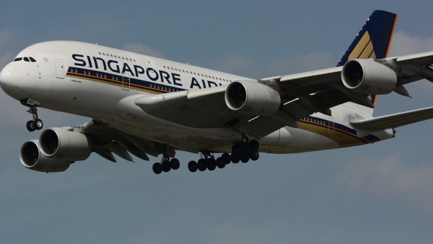 DRK79J Singapore Airlines Airbus A380 Super Jumbo on approach into London Heathrow Airport from Singapore str3-a380 SatDec9cover