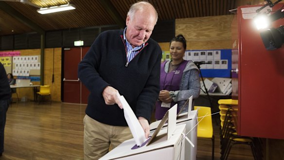 Tony Windsor casts his vote at Werris Creek Public School 
