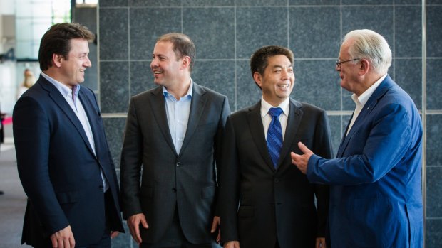 Ye Cheng, of Landbridge, and then trade minister Andrew Robb in 2015. 