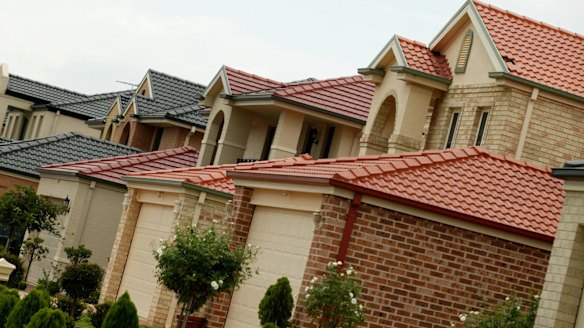 The federal government has been urged to crack down on brokers' incentives. 