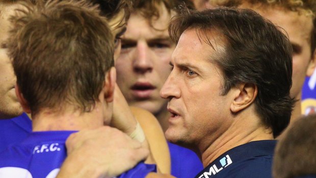 Luke Beveridge speaks to his players during the loss to the Cats.