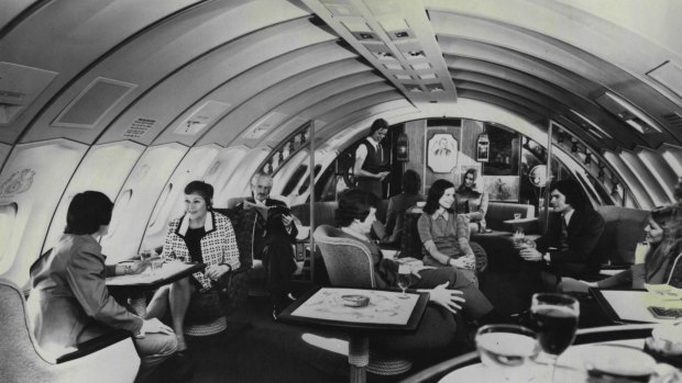 澳航的库克船长休息室是世界上最大的在天空澳洲航空在1971年推出了波音747喷气式飞机。